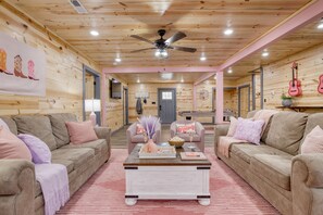 Smart TV, video games - Pink Pines | AvantStay | Luxury Aesthetic Dream Home, Indoor Pool, Hot Tub (Sevierville)