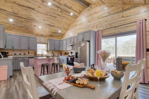 Pink Pines | AvantStay | Luxury Aesthetic Dream Home, Indoor Pool, Hot Tub