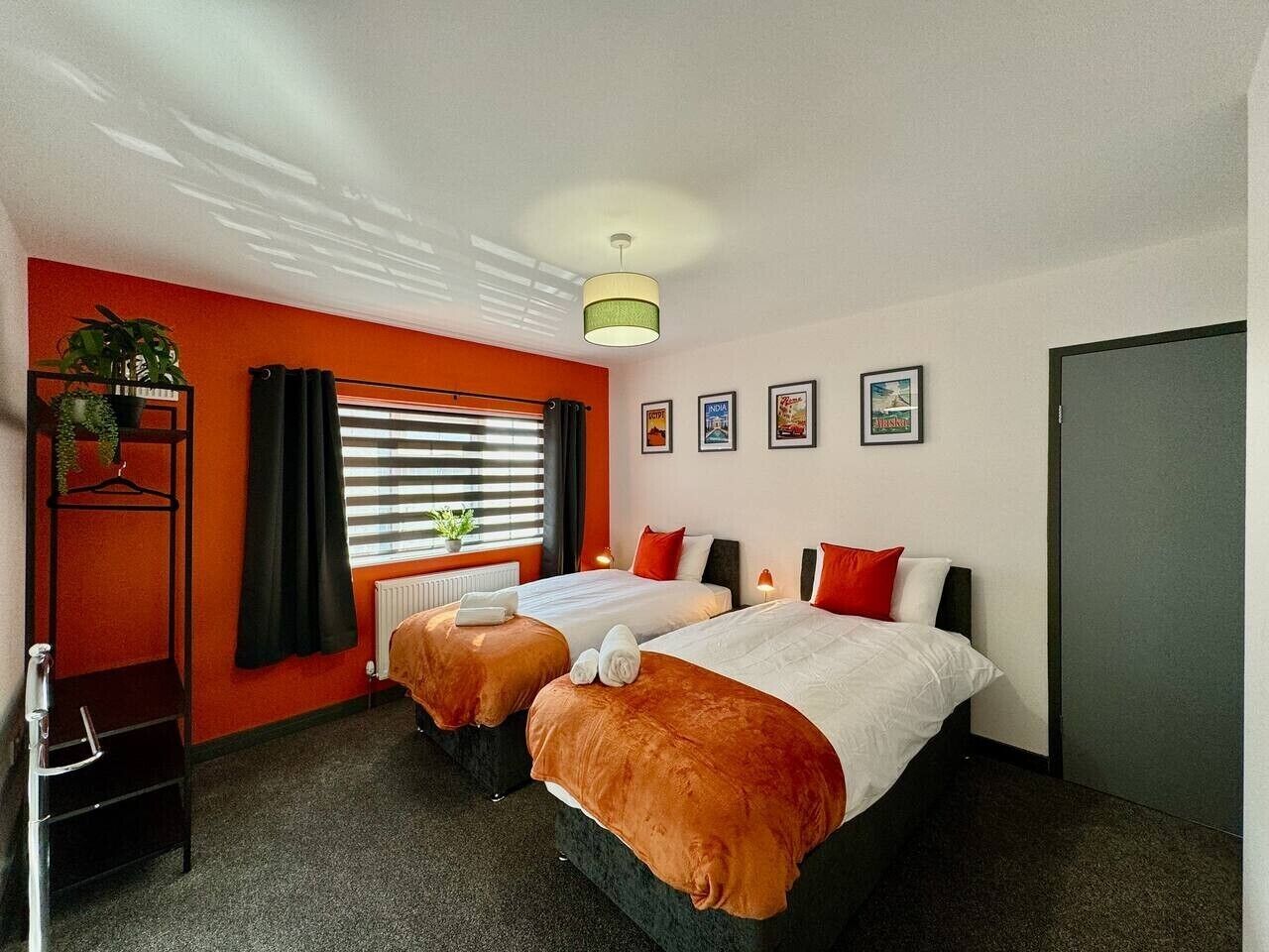 3 habitaciones, escritorio y tabla de planchar con plancha 