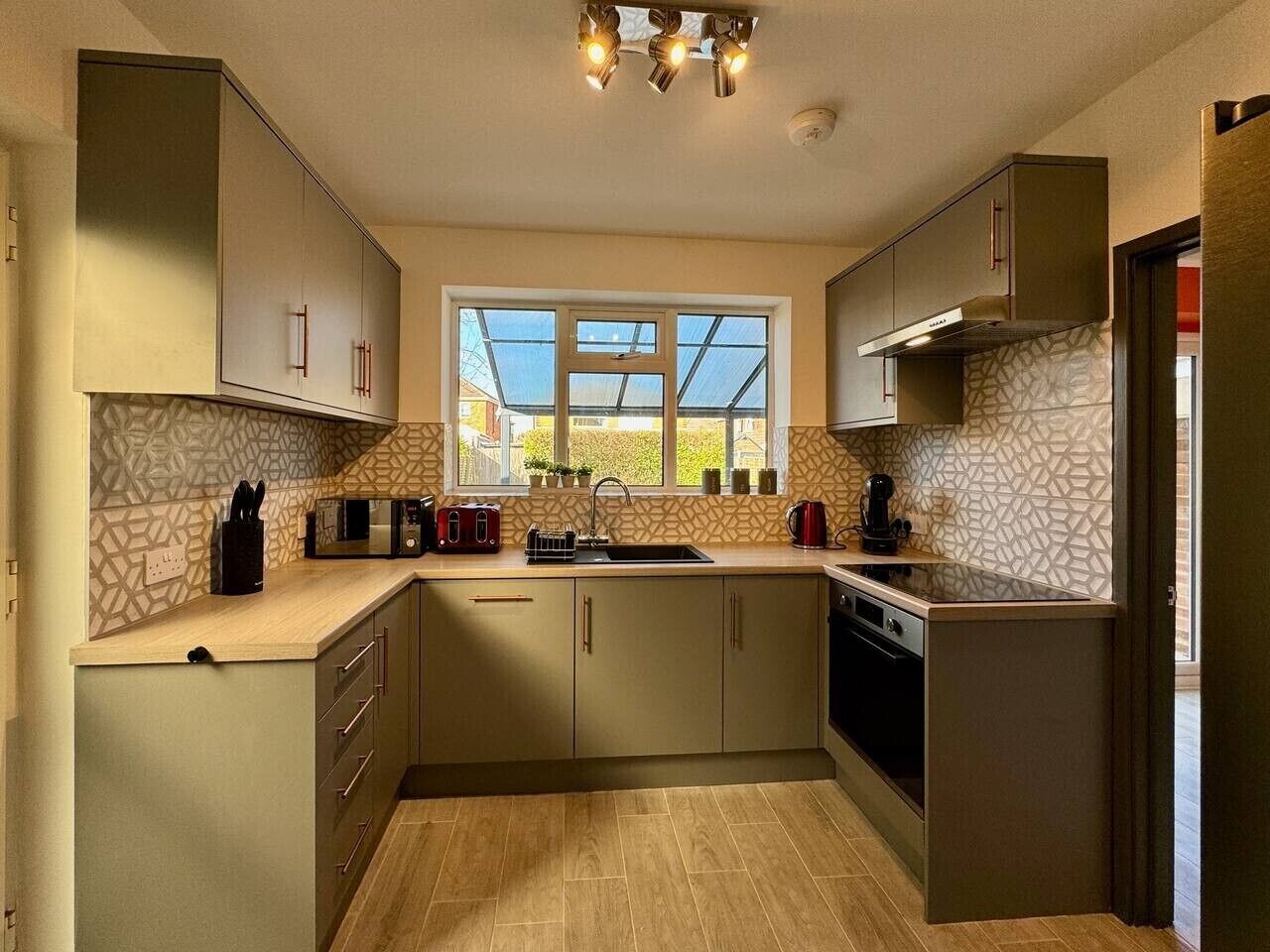 Microwave, oven, dishwasher, coffee/tea maker