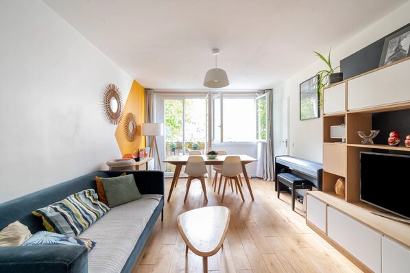 Smart-tv, tv-spel, dvd-spelare och böcker