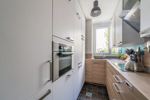 Kylskåp, mikrovågsugn, ugn och spishäll