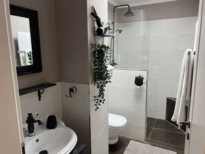Chambre Double | Salle de bain | Douche, sèche-cheveux, serviettes fournies