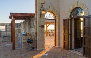 Outdoor dining - Luxurious renovated feud, sea view, heated pool, outdoor Jacuzzi (Sicilia)