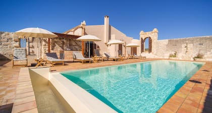 Luxurious renovated feud, sea view, heated pool, outdoor Jacuzzi