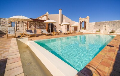 Luxurious renovated feud, sea view, heated pool, outdoor Jacuzzi