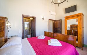 3 bedrooms, iron/ironing board, travel cot, free WiFi - Luxurious renovated feud, sea view, heated pool, outdoor Jacuzzi (Sicilia)