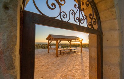 Luxurious renovated feud, sea view, heated pool, outdoor Jacuzzi