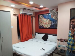 Kamar Double | Meja kerja, ruang kerja ramah laptop, Wi-Fi gratis, dan seprai linen