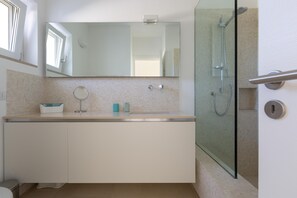 Villa | Bathroom - 3706 Villa Floras by Perle di Puglia (Ostuni)