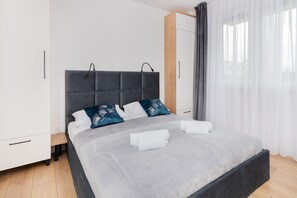 2 bedrooms, desk, laptop workspace, bed sheets - Apartment With Terrace Dębki by Renters (Krokowa)