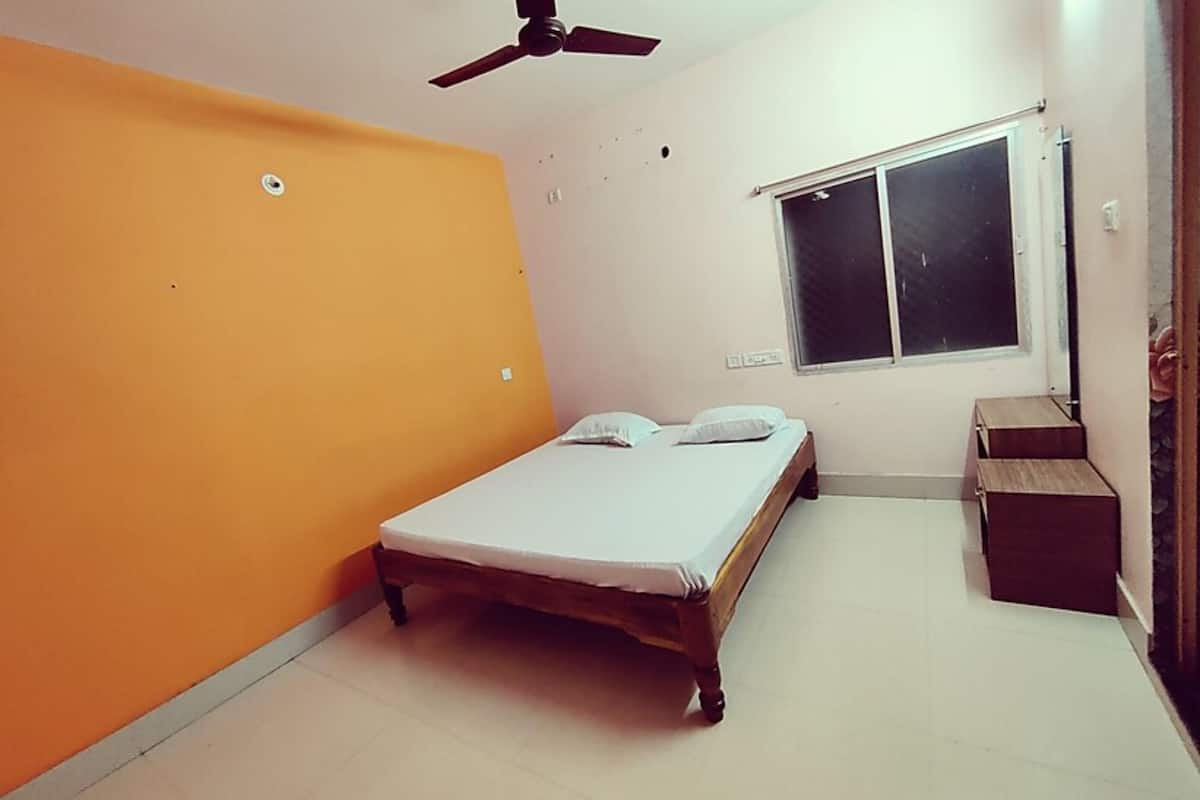 Standard Double Room | Free WiFi, bed sheets