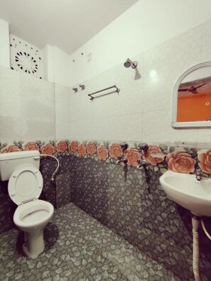 Shower, rainfall showerhead, free toiletries, towels - Goroomgo Shivangi Eco Puri (Puri)