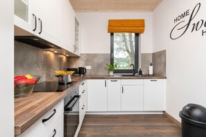 Dishwasher, high chair, cookware/dishes/utensils - Domek Bursztynowy by Renters Prestige (Krokowa)