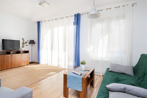 1 bedroom, bed sheets - Willa 4 Pory Roku Apartment by Renters (Wladyslawowo)