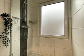 Chuveiro, secador de cabelo, toalhas de banho, sabonete