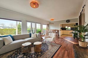 Smart TV, fireplace, ping pong - Beautiful holiday home with spacious garden (Voorthuizen)
