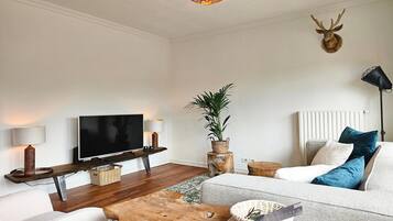 Una Smart TV, una chimenea, una mesa de tenis de mesa