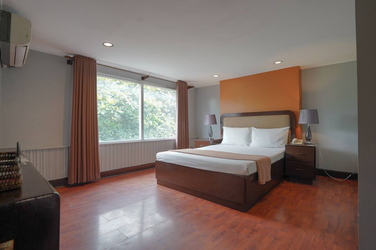 Deluxe Room, 1 Double Bed, City View | WiFi (free), bed sheets