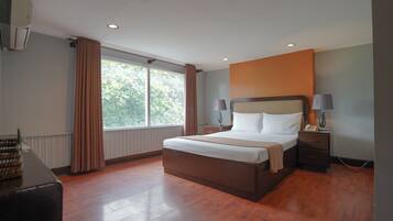 Quarto luxo, 1 cama de casal, vista para a cidade | Wi-Fi de cortesia, roupa de cama