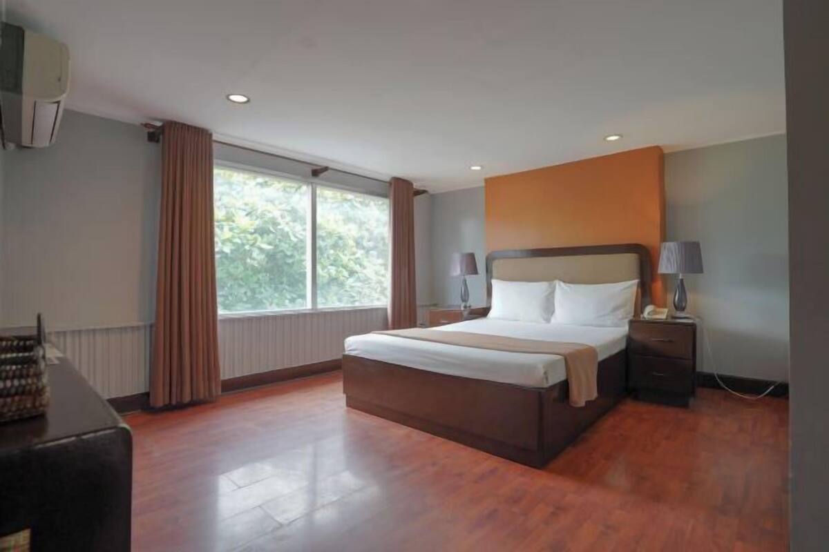 WiFi (free), bed sheets
