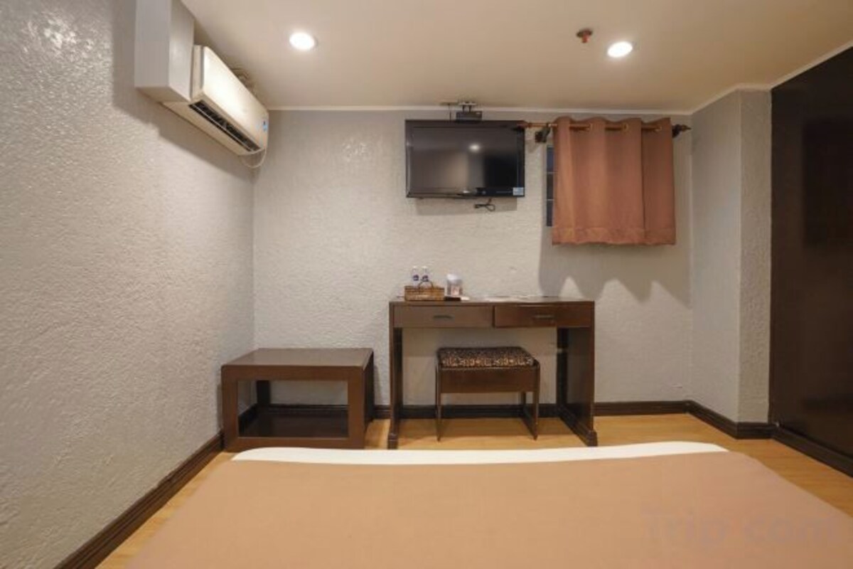 WiFi (free), bed sheets