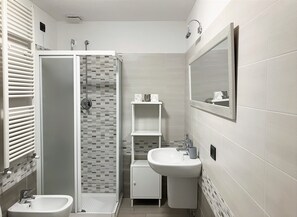 Dusj, hårføner, bidé og håndklær