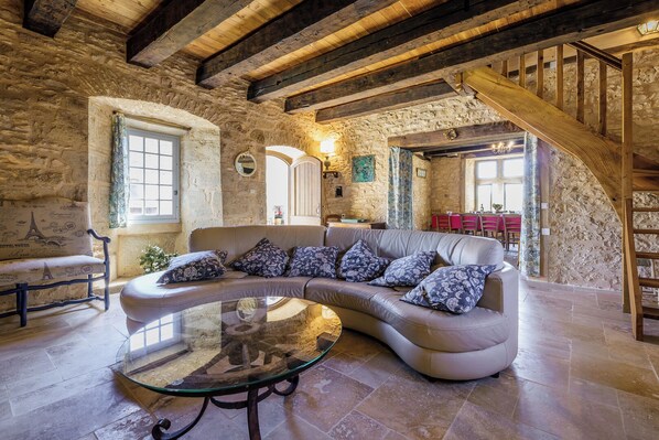 Télévision, cheminée, table de tennis de table