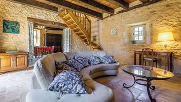 Télévision, cheminée, table de tennis de table