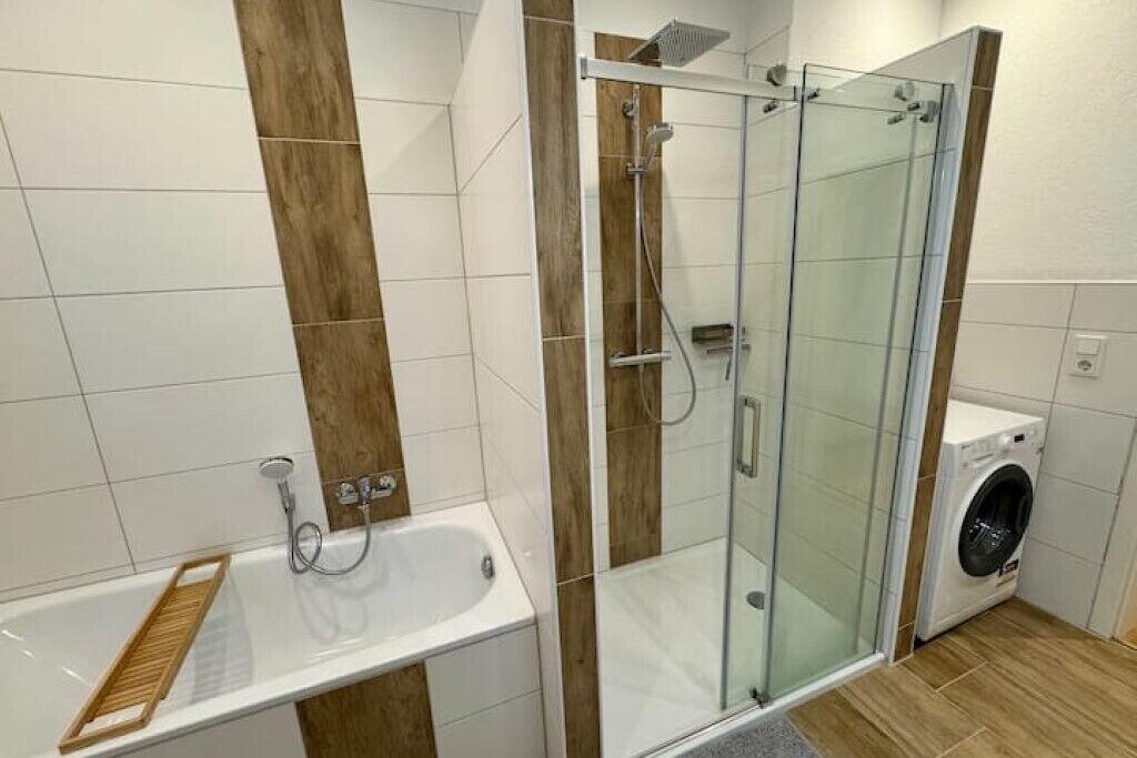Haartrockner, Handtücher, Seife, Toilettenpapier