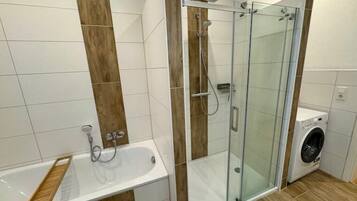 Haartrockner, Handtücher, Seife, Toilettenpapier