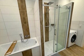 Haartrockner, Handtücher, Seife, Toilettenpapier