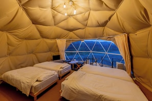 Chambre Quadruple Supérieure, non-fumeurs, vue montagne | Bureau, fer et planche à repasser, Wi-Fi gratuit