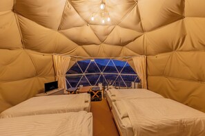 Habitación cuádruple superior, para no fumadores, vista a la montaña | Escritorio, tabla de planchar con plancha y wifi gratis 