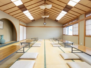 A traditional tatami mat room with wooden beams, tatami mats, and sliding doors. - Tabist Healthy Pal Akagi (Shibukawa)