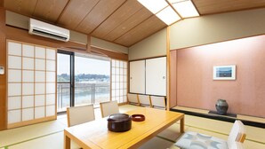 A traditional Japanese room with tatami flooring, a wooden table with a pot, and sliding doors. - Tabist Healthy Pal Akagi (Shibukawa)