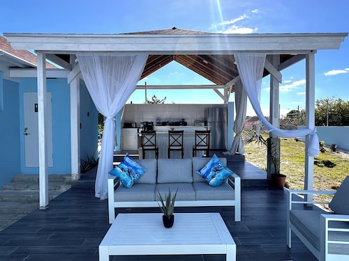 2-bedroom, outdoor kitchen, with saltwater pool, AC, WiFi