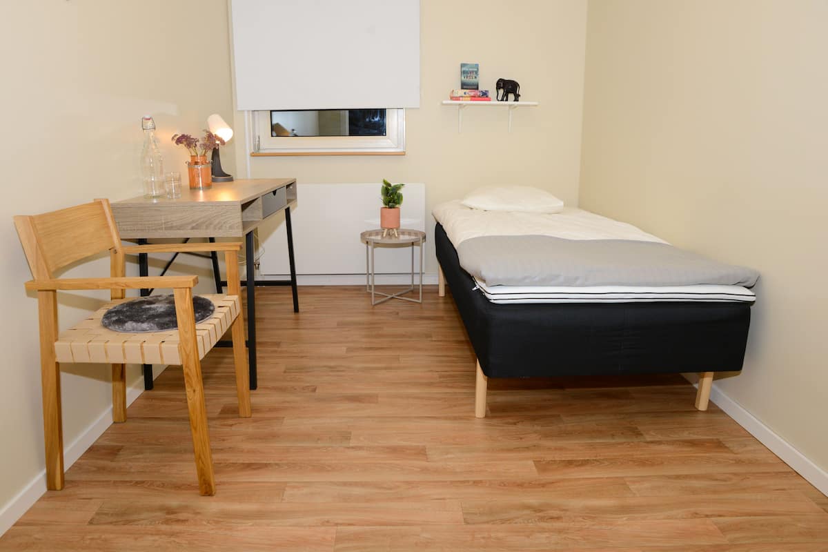 Quarto solteiro básico | Roupa de cama