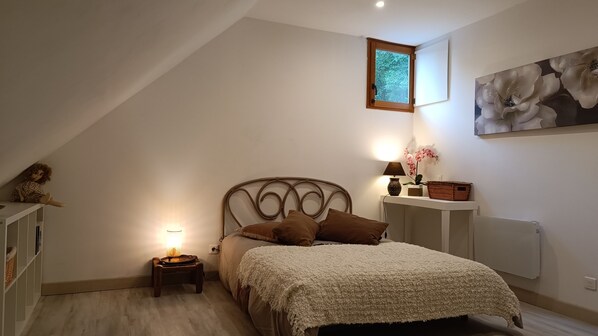 2 chambres, fer et planche à repasser, lit de bébé portatif