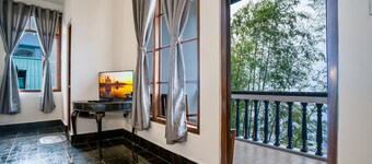 Sparrow Cherry Resort 2 min walk To MG Marg