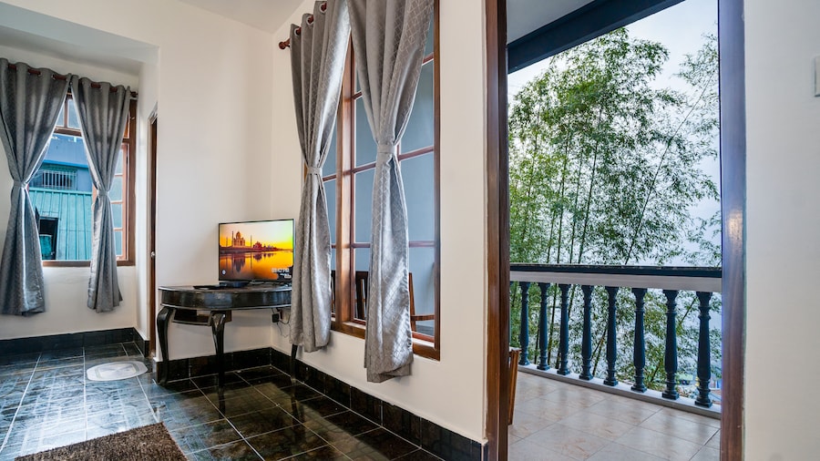 Sparrow Cherry Resort 2 min walk To MG Marg