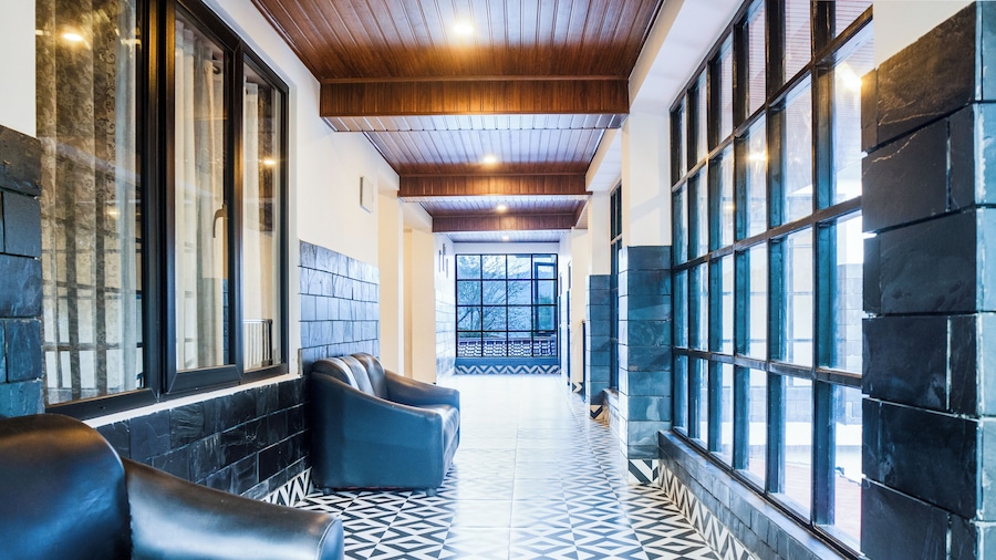 Sparrow Cherry Resort 2 min walk To MG Marg