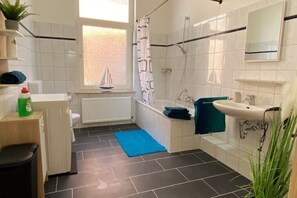 Sèche-cheveux, serviettes fournies, savon, papier toilette