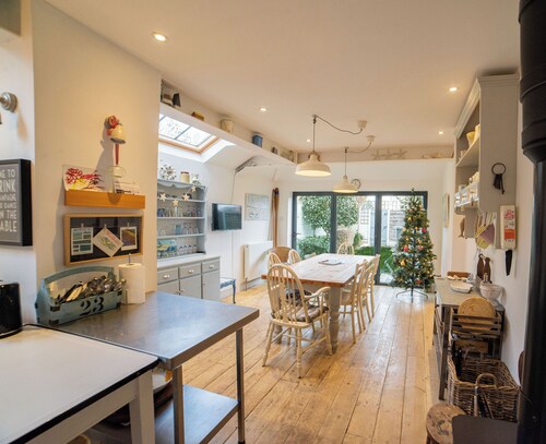 York House is a three-bedroom house with parking and convenient access to both town and beach.