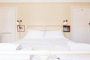 3 Schlafzimmer, Schreibtisch, Bügeleisen/Bügelbrett, Reisekinderbett
