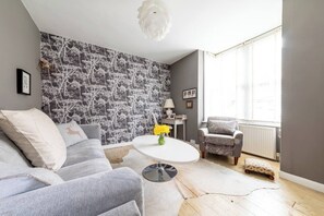 Smart TV, fireplace, offices - York House is a three-bedroom house with parking and convenient access to both town and beach. (Whitstable)