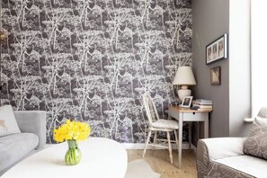 Smart TV, fireplace, offices - York House is a three-bedroom house with parking and convenient access to both town and beach. (Whitstable)