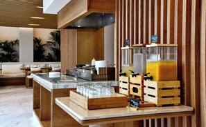 朝食 (ビュッフェ)、毎日提供 (無料)