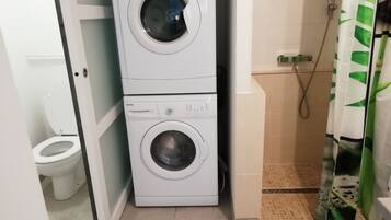 Een haardroger, handdoeken, toiletpapier