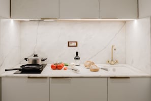 Kjøleskap, mikrobølgeovn, kaffetrakter/tekoker og brødrister